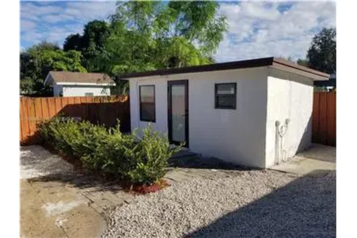$1250 : Rental property with 1 bedro image 1