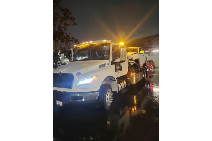 Tow service  servicio de grua image 1