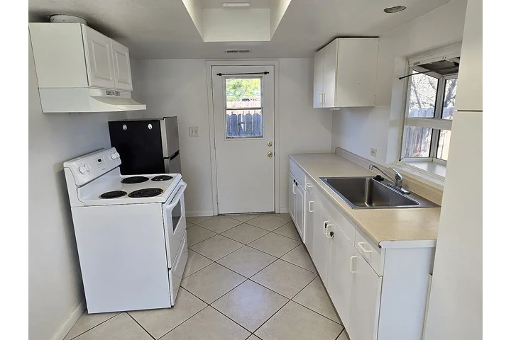 $800 : This charming 2-bedroom, 1-bat image 4