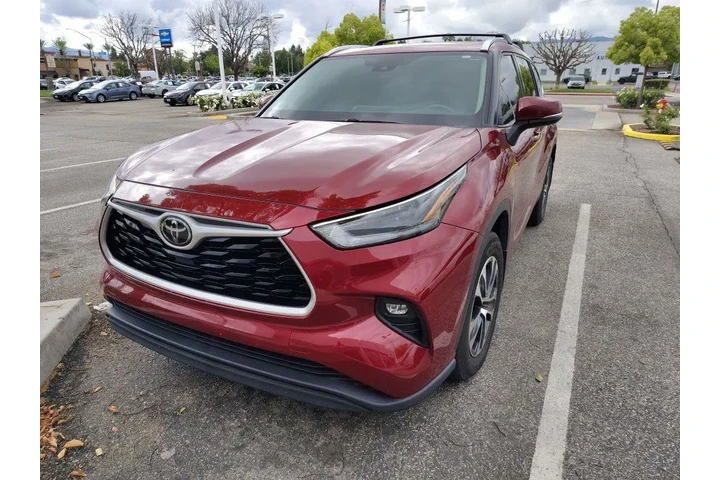 $33366 : Toyota Highlander 2021 XLE 4 image 1