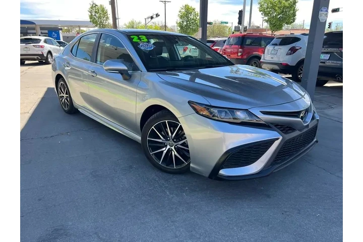 2023 Camry SE image 3