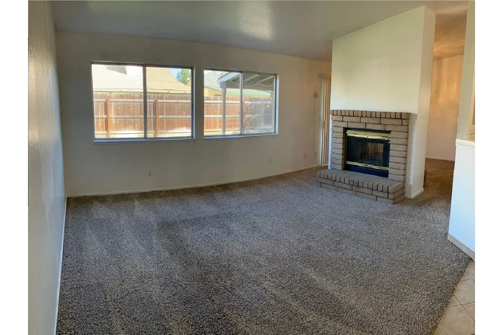 $1000 : charming 3 bedroom, 2bath image 2