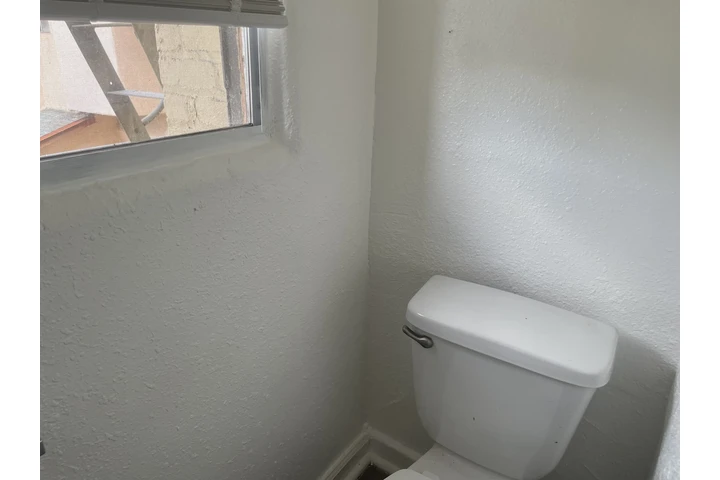 $1450 : 1443 Bonnie Brae image 7