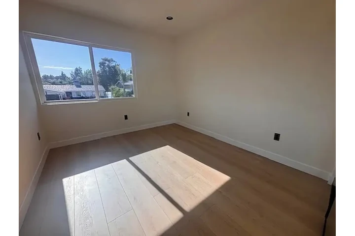 $1400 : Charming Studio For Rent image 3
