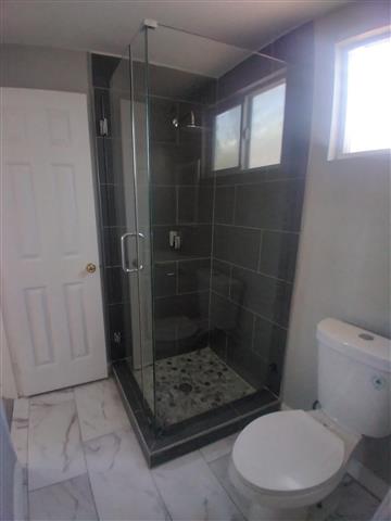 SHOWER DOORS & Ventanas image 2