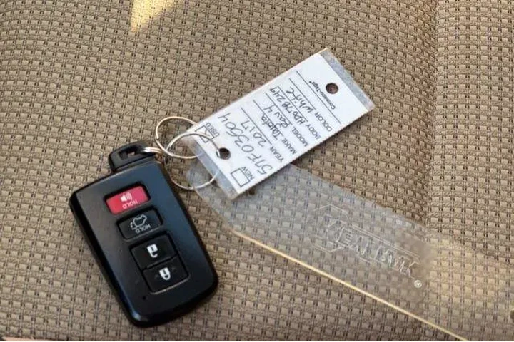 $23294 : Toyota RAV4 Hybrid 2017 AWD image 10