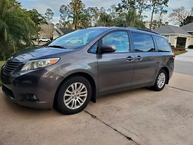 $10000 : 2014 Toyota SIENNA XLE image 2