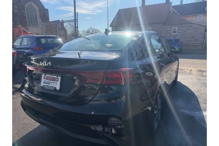 $17995 : 2023 Forte LXS image 8