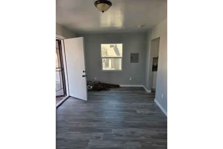 $1100 : About 4010 1/2 Rockwood St Uni image 2