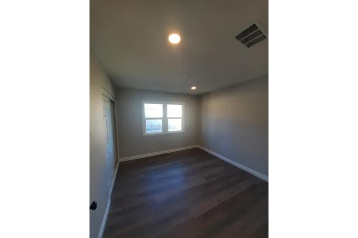 $1400 : Rialto- Move In Ready image 9