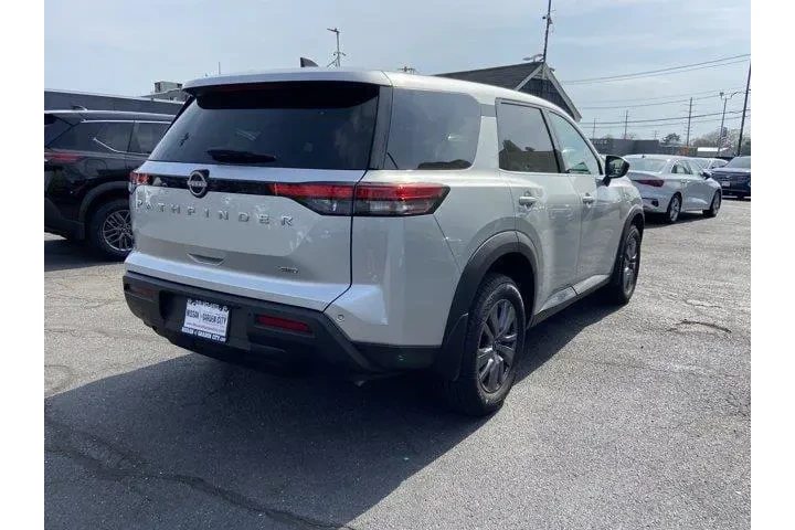$28487 : Nissan Pathfinder 2024 AWD S image 4
