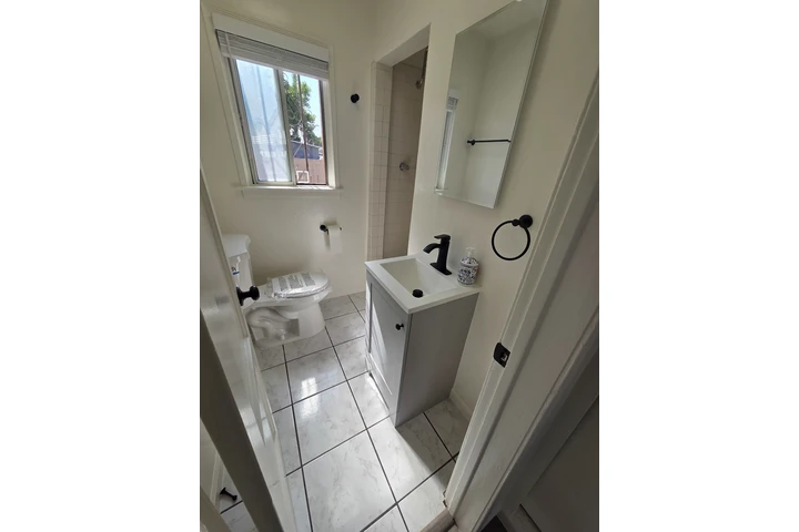 $1550 : Bell Gardens - Studio image 4
