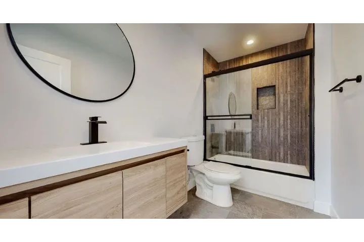 $2300 : 3 Bed 2 Bath Apt in Carson image 6