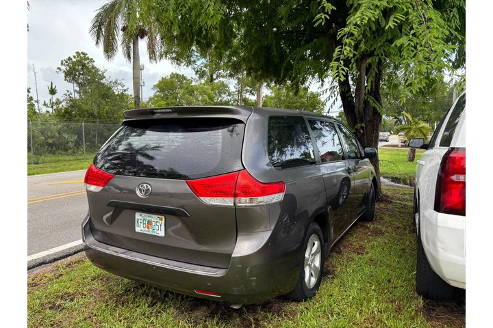 $5300 : 🚙2011 Toyota Siena 🚙CASH 🔥 image 3