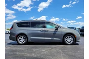 $21940 : Chrysler Pacifica 2022 Touri thumbnail