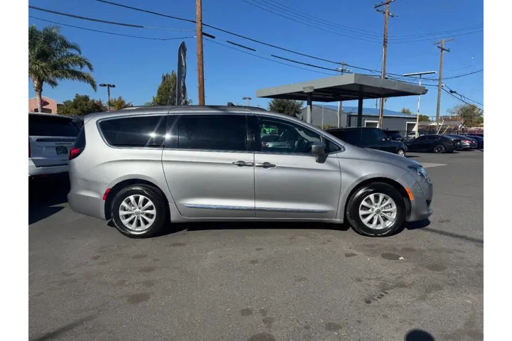 $12998 : 2017 Pacifica Touring-L image 9