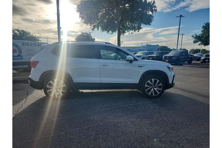 $19997 : Volkswagen Taos 2024 SE 4dr image 2