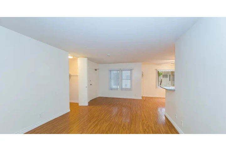 $1900 : 2 bedroom Apt  in Koreatown image 4