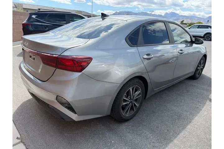 $18988 : Kia Forte 2023 LXS 4dr Sedan image 5