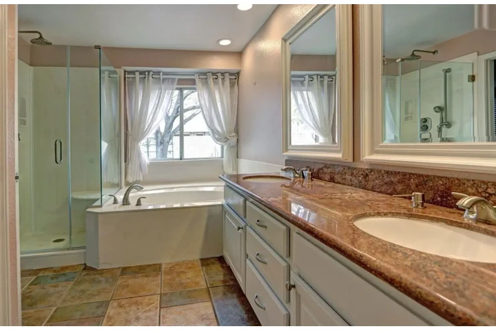 $1400 : 3Bed/2Bath Home in Las Vegas image 8