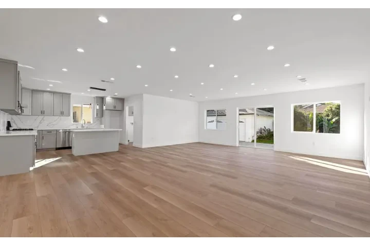 $2395 : 3Bed 2Bath House For in LA image 3