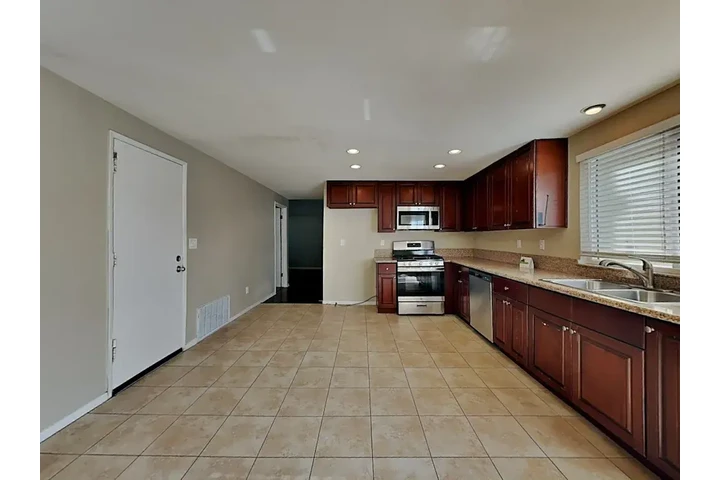 $2400 : 3 Bedroom home Available in LA image 3