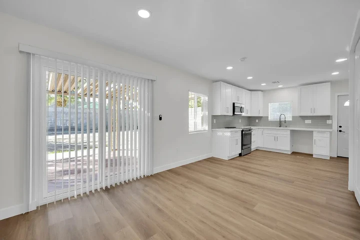 $980 : updated charming 2-bath home image 4