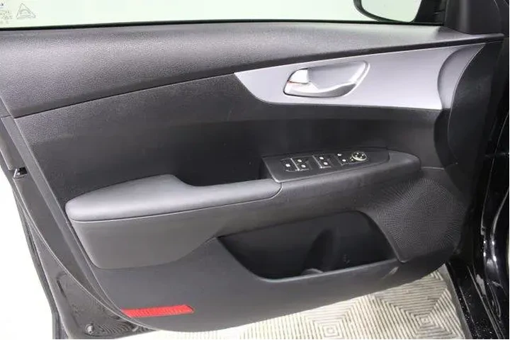 $18977 : Kia Forte 2024 LXS 4dr Sedan image 5