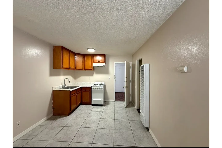 $1195 : estudio image 1