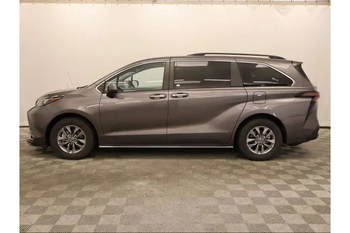 $39995 : Toyota Sienna 2024 XLE 8-Pas image 7