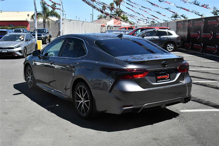 $23548 : Camry SE Sedan 4D image 6