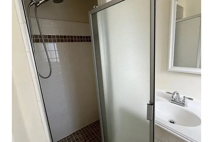 $2220 : The private fenced backyard image 6