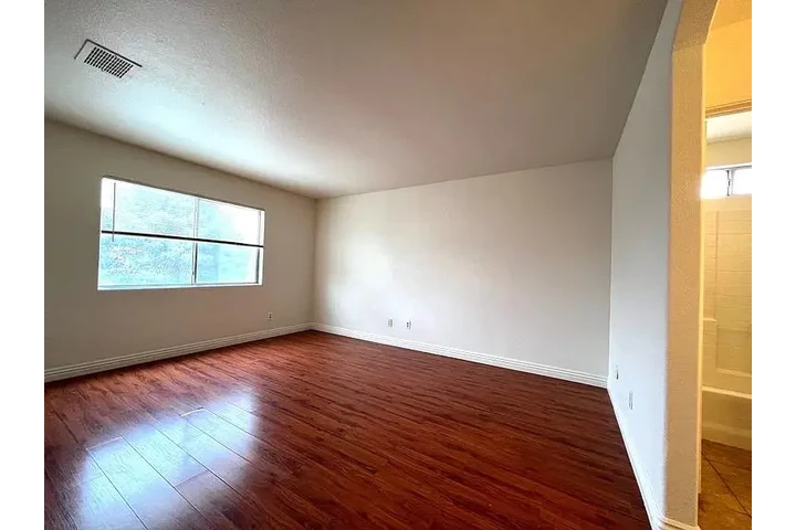 $1150 : Amplia casa en alquiler image 6