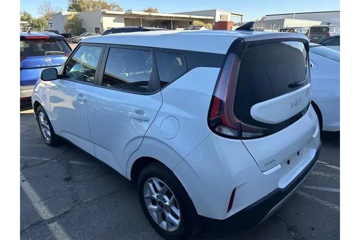 $13995 : Kia Soul 2023 S 4dr Crossove image 5
