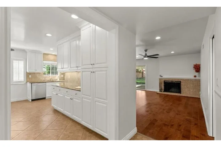 $2470 : 3 Bedroom House in South LA image 3