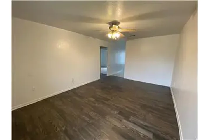 $750 : Rental property with 2 bedro image 4