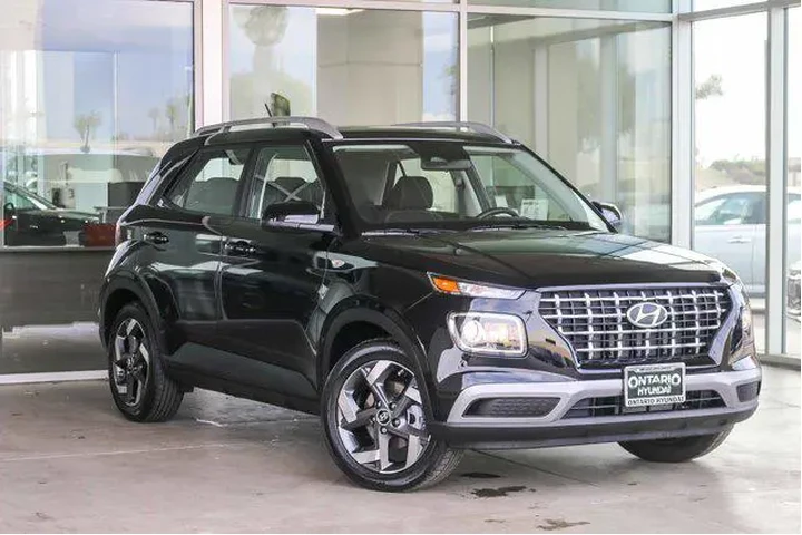 $21027 : Hyundai VENUE 2025 SEL 4dr C image 2