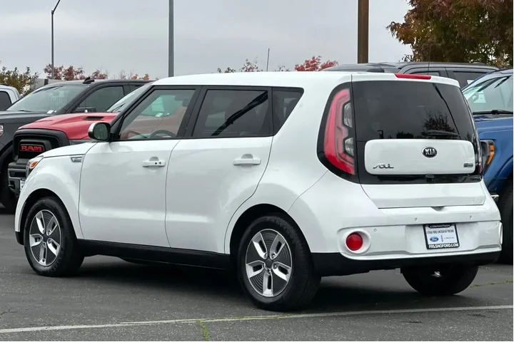 $10977 : Kia Soul EV 2017 + 4dr Cross image 6