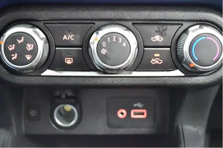 $16994 : Nissan Versa 2025 SV 4dr Sed image 4