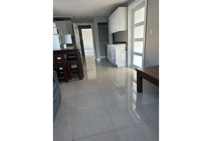$1700 : Renta efficiency /  un cuarto image 6