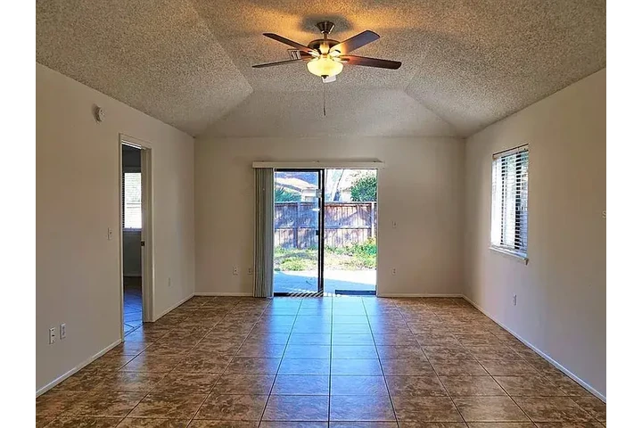 $2350 : A beautiful place to call home image 4