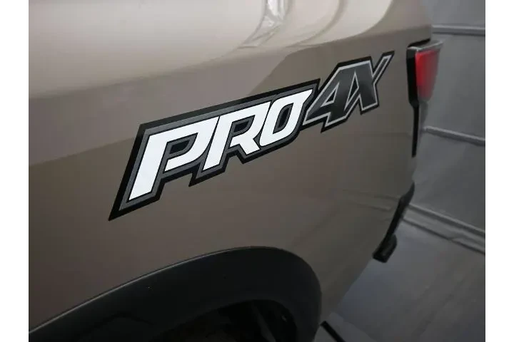 $37992 : Nissan Titan 2023 4x4 Platin image 2