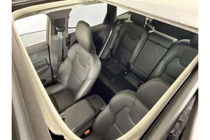 $36900 : Volvo XC60 2025 AWD B5 Core image 3