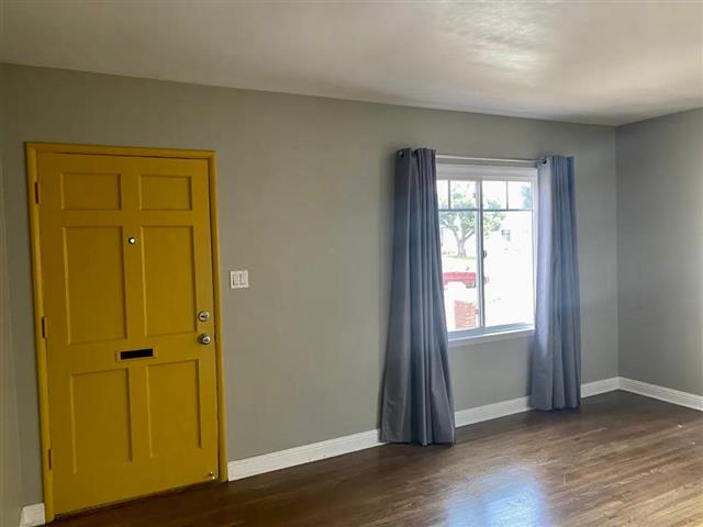 $1400 : Comfortable Downey House image 4