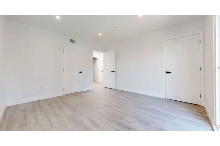 $2300 : 3 Bed 2 Bath Apt in Carson image 5