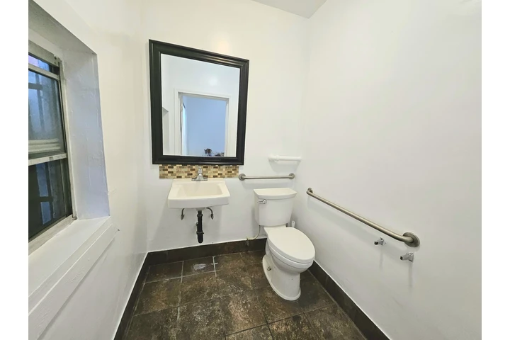 $2500 : Local comercial en South Gate image 8