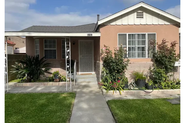 $1799 : **Charming 2-Bedroom Home image 2