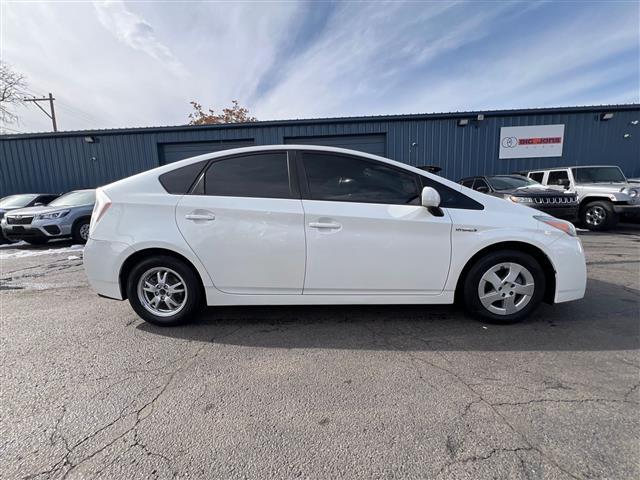 $6488 : 2010 Prius IV, TRUSTED AND TE image 5