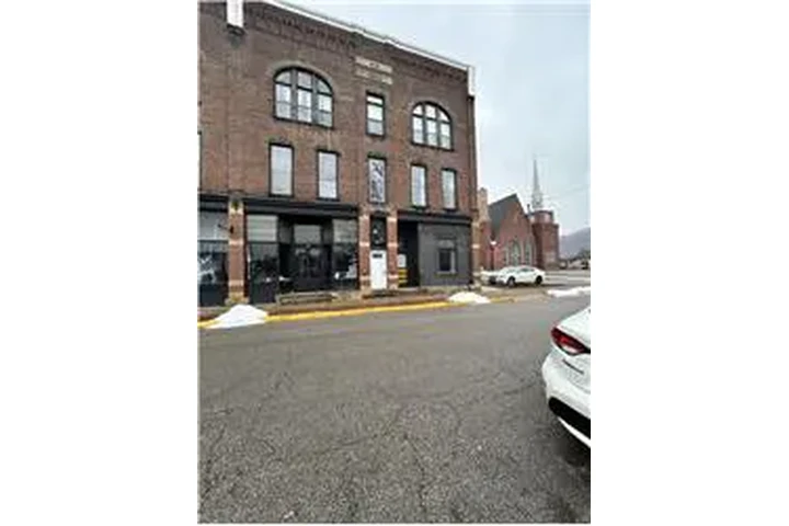 $725 : Rental property with 2 bedro image 1