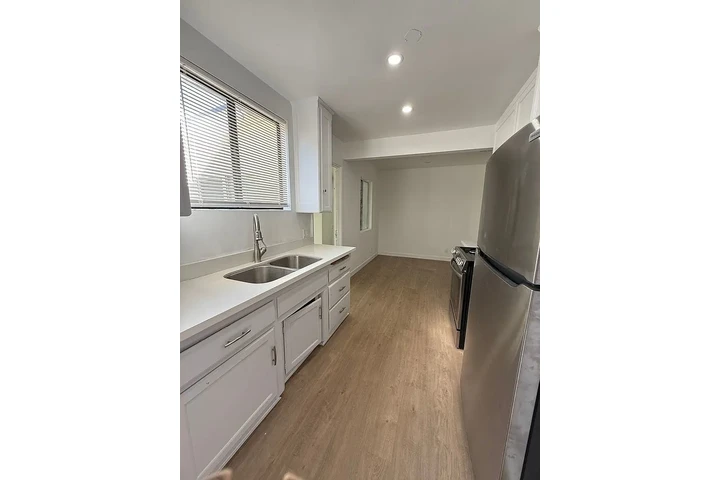 $800 : Freshly updated and move-in ! image 5